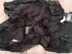 New H&M Kolmet mustat stringi-alushousut