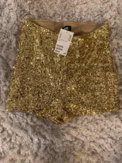 Best H&M Kultaiset shortsit S