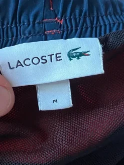 New Lacoste punaiset uimashortsit, koko M – kesän komeimmille rantapäiville