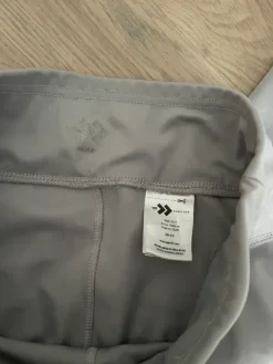 Sale Lager 157 leveälahkeiset urheilutrikoot