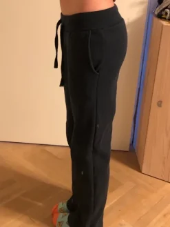 Lager 157 tummansiniset low waist collegehousut