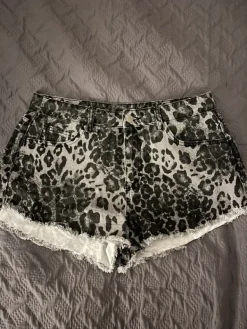 Hot Leopardi farkkushortsit