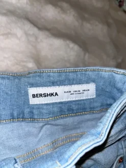 Online Bershka Leveälahkaiset farkut
