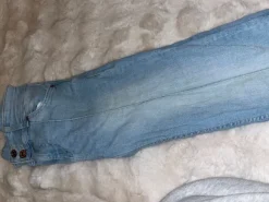 Online Bershka Leveälahkaiset farkut