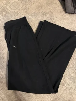 Leveälahkeiset collegehousut