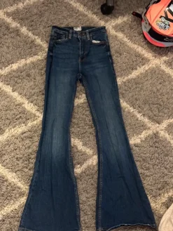 Outlet Bershka Leveälahkeiset farkut