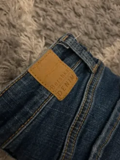 Outlet Bershka Leveälahkeiset farkut