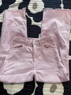 New Leveälahkeiset farkut