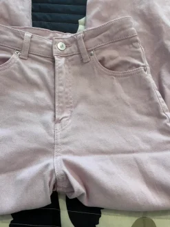 New Leveälahkeiset farkut