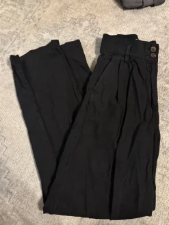 Clearance Pull & Bear leveälahkeiset farkut