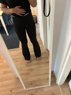 Hot Leveälahkeiset legginssit/housut