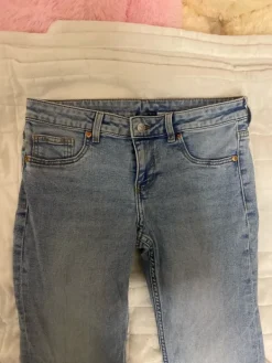 Sale H&M Leveälahkeiset low waist farkut