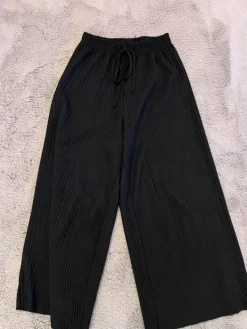 Clearance Bik Bok Leveät ja lyhyemmät mustat housut XS