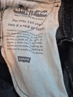 Outlet Levi's 519 mustat miesten farkut W32