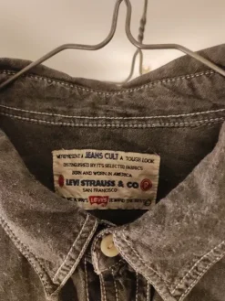 Levi Strauss & Co. Levis kevyt kauluspaita