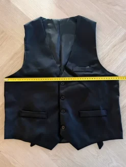 Hot Liivi, solmio, rusetti, henkselit, taskukello ja viikset