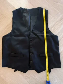 Hot Liivi, solmio, rusetti, henkselit, taskukello ja viikset