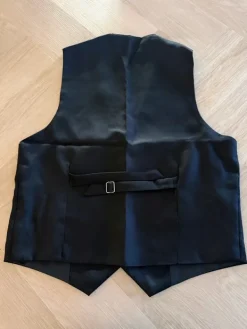 Hot Liivi, solmio, rusetti, henkselit, taskukello ja viikset