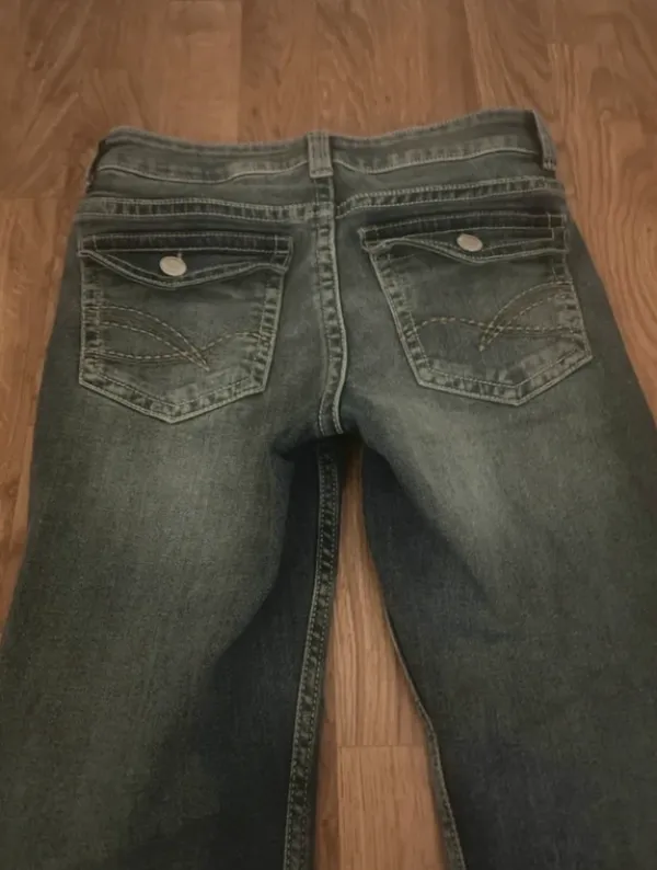 Discount low waisted jeans