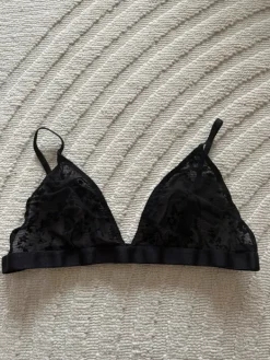 Boohoo Läpinäkyvät rintsikat