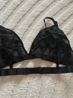 Boohoo Läpinäkyvät rintsikat