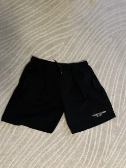 Tommy Hilfiger lyhyet shortsit