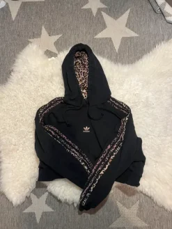 New Lyhyt adidas huppari