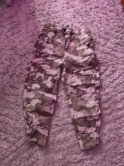 Online Bershka Maastokuvio housut