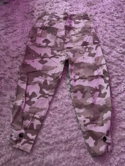 Online Bershka Maastokuvio housut