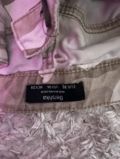 Online Bershka Maastokuvio housut