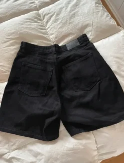 Monki n farkkushortsit