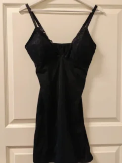 Hot H&M Muotoileva alusmekko