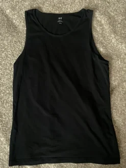 Clearance H&M Musta hihaton paita