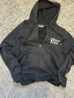 New sol's Musta huppari