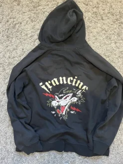 New sol's Musta huppari