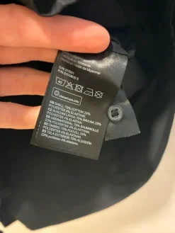 Best musta kauluspaita