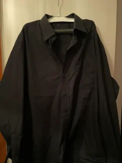 Sale Melka Musta kauluspaita rintataskulla