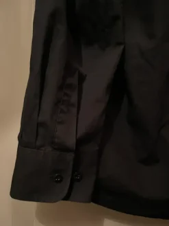 Sale Melka Musta kauluspaita rintataskulla