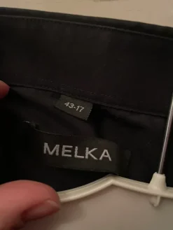 Sale Melka Musta kauluspaita rintataskulla