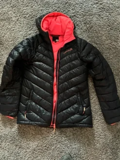 Online Musta kevyttoppatakki