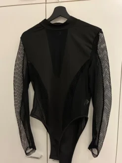 Musta läpinäkyvä body