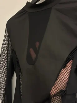 Musta läpinäkyvä body