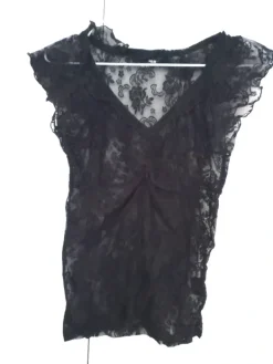 Outlet Musta lyhythihainen pitsipaita