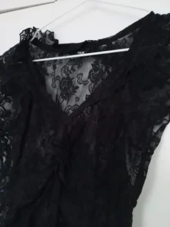 Outlet Musta lyhythihainen pitsipaita