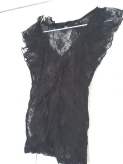 Outlet Musta lyhythihainen pitsipaita