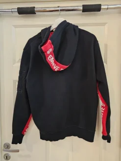 New Musta M koon huppari