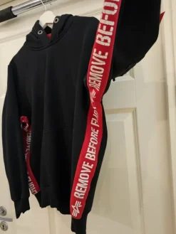 New Musta M koon huppari