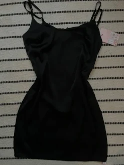 Missguided Petite Musta mekko