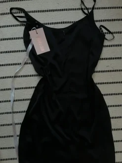 Missguided Petite Musta mekko