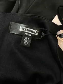 Missguided Petite Musta mekko